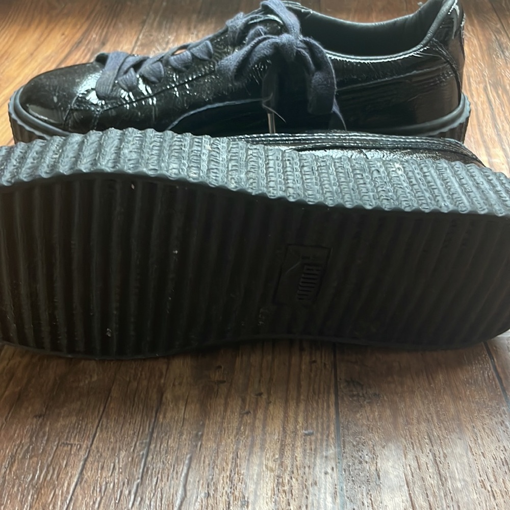PUMA Fenty By Rihanna Black Crackled Sneaker Creeper Platform
Sneaker. Used - Picture 6 of 10